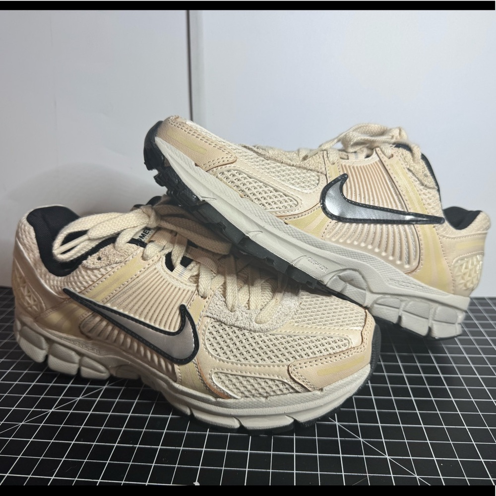 Nike Zoom Vomero Women’s Size 7 color Pearl White Chrome